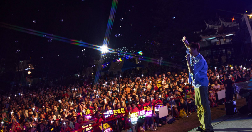許富凱在「2025澎湖追風音樂燈光節」擔任壓軸。（圖／交通部觀光署澎湖國家風景區管理處提供）