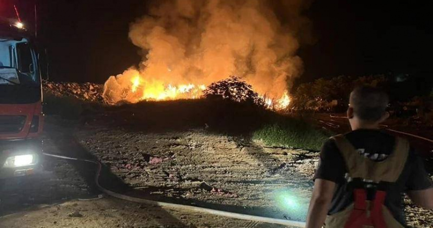 苗栗市垃圾掩埋場凌晨發生火警。（圖／翻攝畫面）