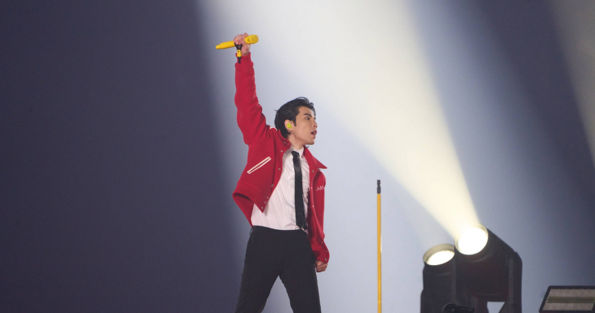 蕭敬騰首度站上大巨蛋舞台，為「大師兄」林智勝的「31CONIC智勝一擊」引退系列賽獻唱。（圖／喜鵲娛樂提供）