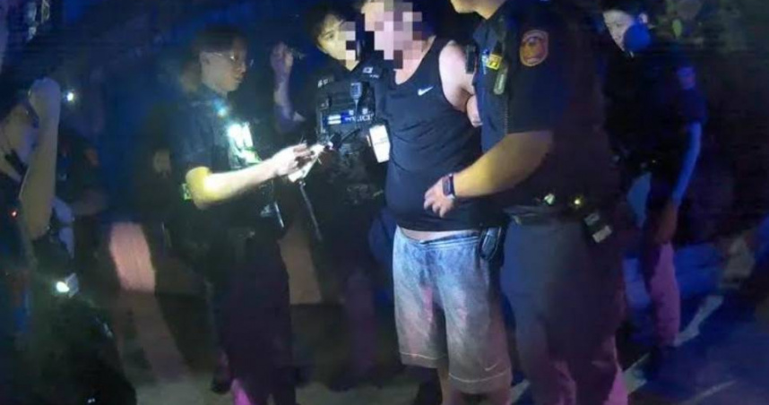 酒駕男拒檢撞警車逃逸棄車仍遭逮。（圖 ／翻攝畫面）
