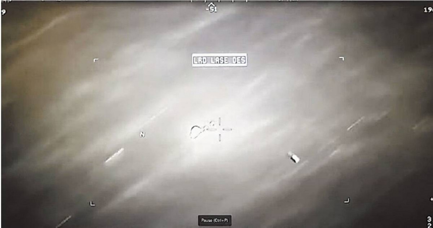 美眾議院政府監督小組委員會9日舉行聽證會，共和黨籍眾議員於會中播放一段可能是外星科技飛行器的影片，震驚全場。（圖／摘自美國眾議院聽證會直播網站）