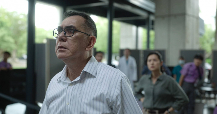 黃秋生在《自殺通告》飾演私立菁英學校的校長。（圖／本萃電影提供）