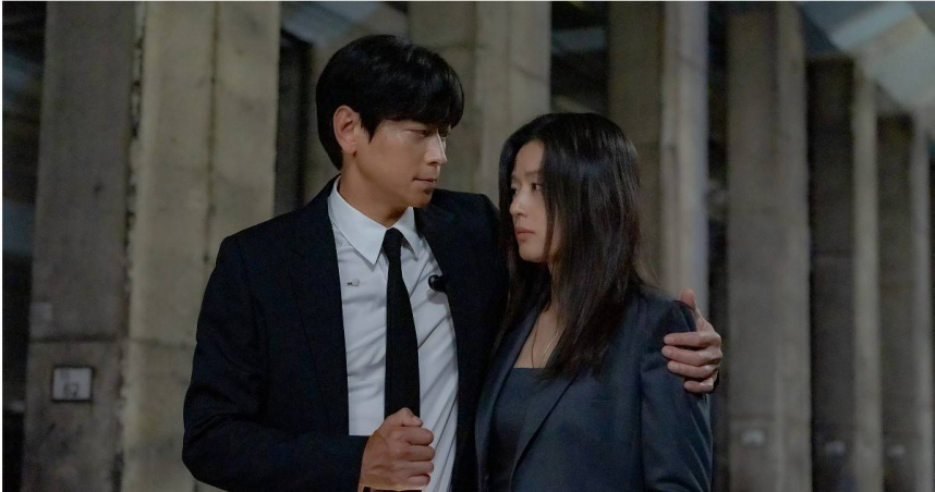 姜棟元（左）在戲中常以肉身保護全智賢。（圖／Disney+提供）