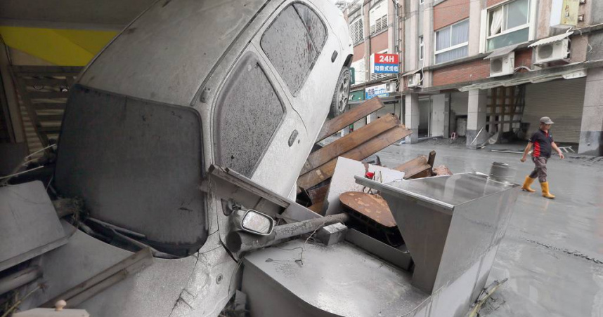 花蓮馬太鞍溪堰塞湖溢流災情，衛福部啟動8大應變措施。花蓮萬榮鄉馬太鞍溪堰塞湖23日溢流，滾滾泥水淹進光復市區，一位民眾走過滿目瘡痍的街道上。（圖／中國時報范揚光攝）