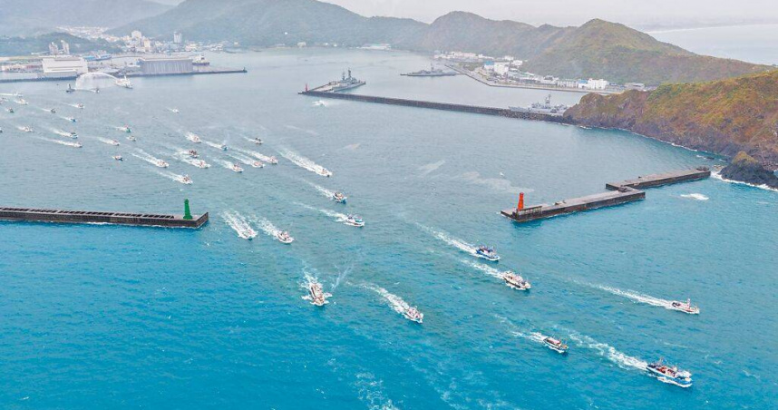 蘭陽媽祖文化節海陸遶境祈福，海巡遶境自南方澳漁港啟航，逾百艘船隻隨行。（圖／宜蘭縣政府提供／中國時報張珈瑄宜蘭傳真）