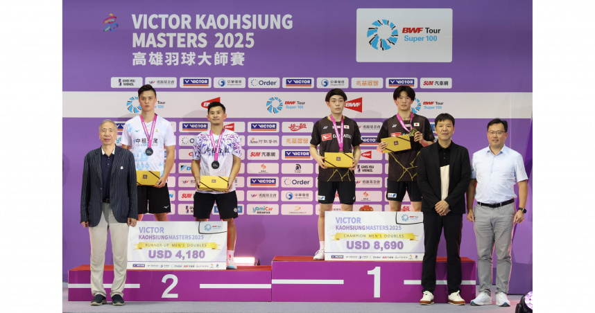 男雙蘇敬恆／吳冠勳決賽中壓軸登場、奪得銀牌，運動部政務次長鄭世忠（右一）及中華羽協理事長張國祚（右二）親自頒獎，共同見證輝煌時刻。（圖／中華羽協提供）