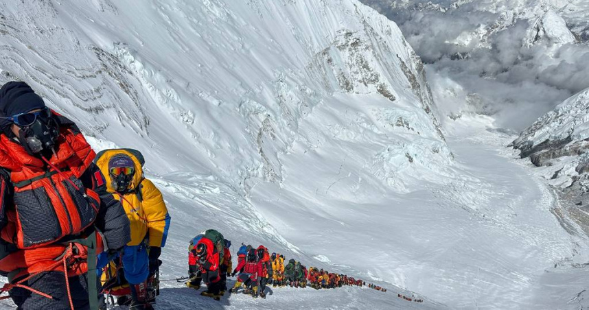 登山客爬上喜馬拉雅山脈。（示意圖／達志／美聯社）