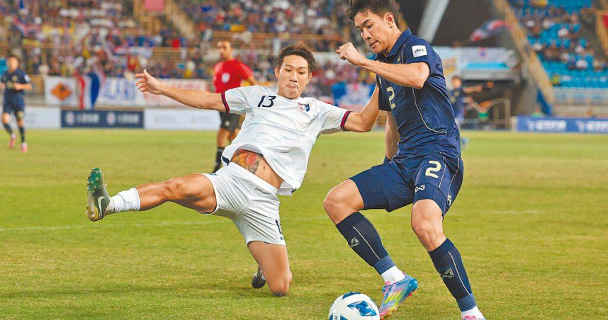 中華男足（白衣）在亞洲盃資格賽主場不敵泰國。（圖／中國時到杜宜諳攝）