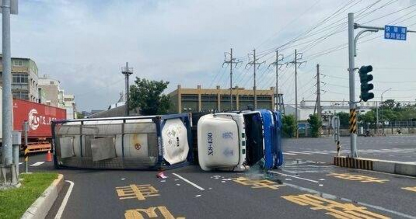 化學槽車左轉翻覆二叔丁基苯酚險灑滿街路人嚇壞。（圖 ／翻攝畫面）