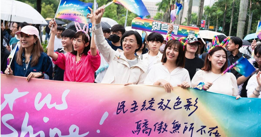 民進黨立委蘇巧慧、張雅琳帶領多位市議員參與第23屆台灣同志遊行。（圖／翻攝自蘇巧慧臉書）