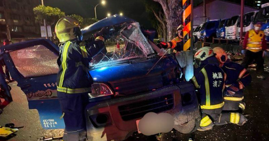 戴男貨車遭黃男衝撞，導致撞上路邊燈桿，整輛車斷成兩截，他則當場失去生命跡象，送醫後宣告不治。（圖／翻攝畫面）