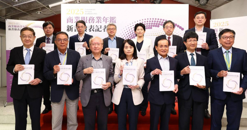經濟部商業發展署署長蘇文玲（中）、臺灣大學國際企業學系名譽教授陳厚銘(左三)、商研院董事長許添財（左五）、院長王建彬（左一）共同出席新書發表記者會。(圖片提供／商業發展署提供）