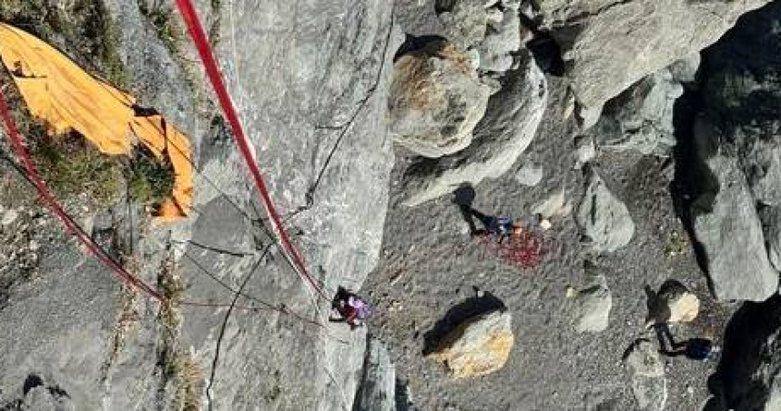 象鼻隧道團體遊客戲水遇強浪，1女遭捲走不治4人受困懸崖急救援。（圖 ／翻攝畫面）
