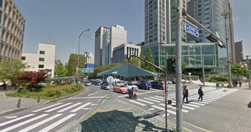 南韓首爾市路口四處可見「智慧大陽傘」，即便豔陽高照，民眾可在等候行人號誌時遮蔭。（圖／翻攝自google地圖街景）