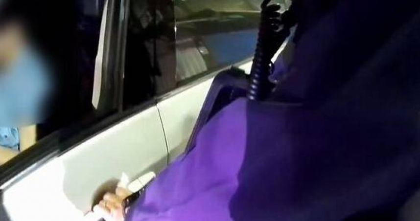 深夜「睡到路中間」鳳山女駕駛怪異怠速昏睡，警一查竟是毒駕。（圖 ／翻攝畫面）