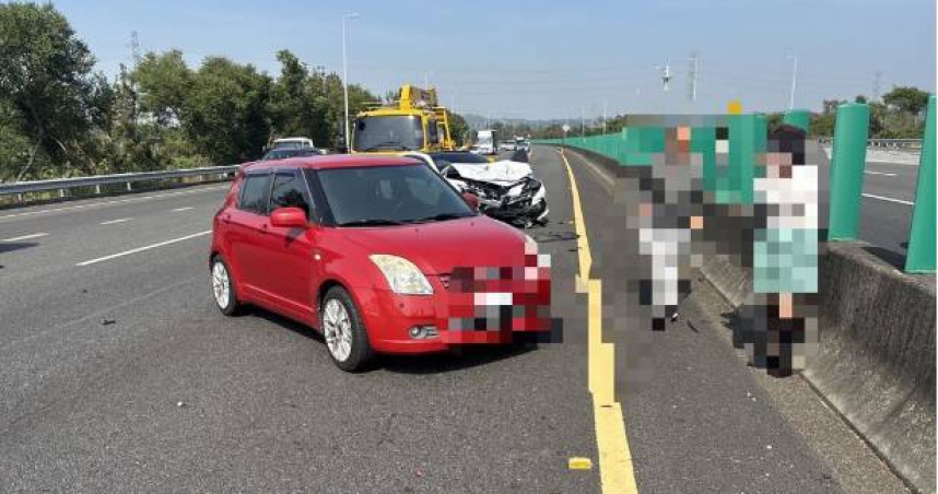 施工路段突爆3車連環撞，4人送醫「全因一瞬間疏忽」。（圖 ／翻攝畫面）