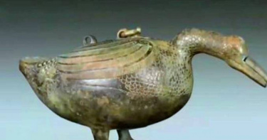 一名大陸女子帶著父親以人民幣40萬元（約新台幣177萬元）購得的鴨形古物登台，希望專家鑑定其真偽。（圖／翻攝自微博）