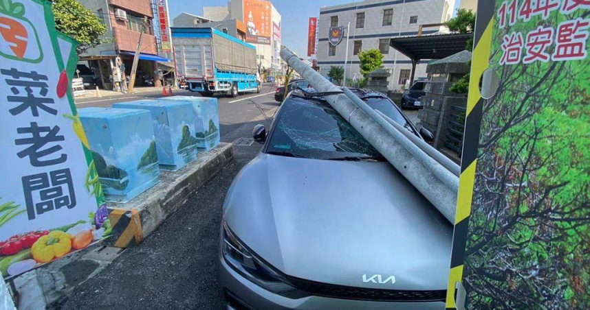 大貨車一勾路口電線桿倒下砸中警車。（圖 ／翻攝畫面）