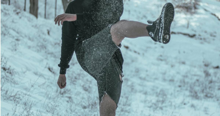 冬天仍有人穿短袖並非逞強，而是與個人體質、神經反應、棕色脂肪活性、運動量及大腦冷感設定差異有關。（示意圖／翻攝自pexels）