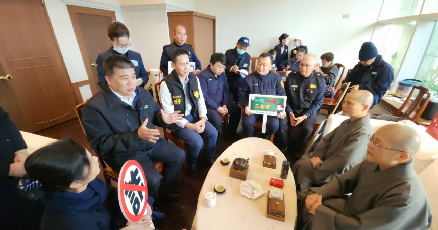 松山分局長丁靖（左2）率領松山分局實行預防犯罪宣導。（圖／翻攝畫面）