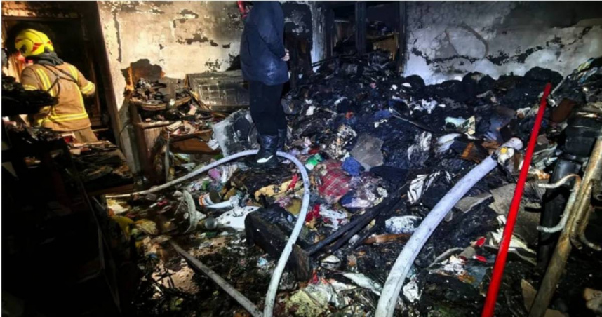 義消見詹能傑脫掉面罩後，急與他共用面罩，最後自己也缺氧趴地爬出火場。（圖／翻攝畫面）