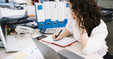 主計總處11日公布114年薪資統計，全年每人每月經常性薪資平均為4萬7,884元，年增3.09％。（示意圖／Pexels）