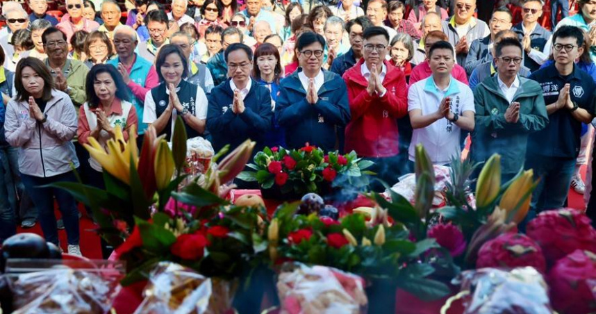 陳其邁出席新春祈福活動，與現場民眾共同祈福。（圖／高雄市政府提供）