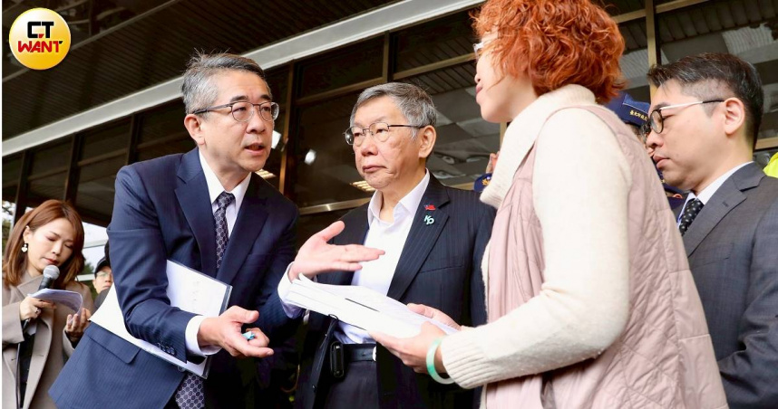 柯文哲3日在律師團陪同下，到法務部具狀向檢察官評鑑委員會提出評鑑請求，並提出6大罪狀控訴北檢系統性失靈。（圖／方萬民攝）