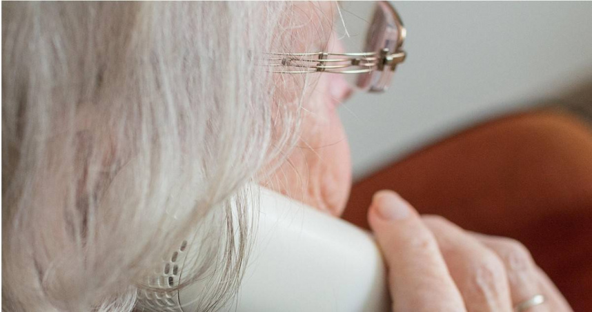 山東一名70多歲婦人長時間滑手機，檢查發現近視度數高達2300度。（示意圖／Pixabay）