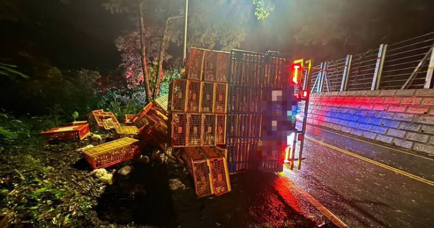 新北市新店區北宜公路4月4日凌晨發生大貨車側翻事故，車體翻至對向車道，2名受困人員經破拆救出送醫。（圖／翻攝畫面）