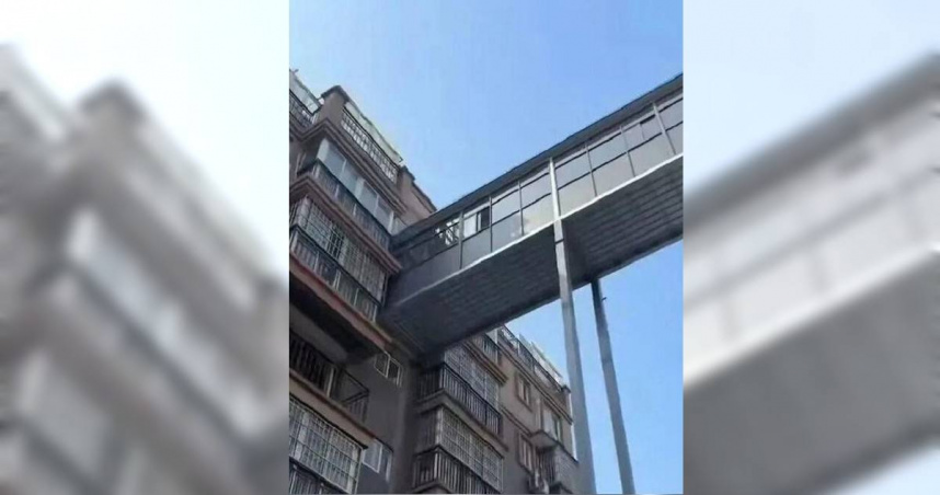 大陸江蘇省一段「只通一層」的電梯影片近日在網路引發熱議。（圖／翻攝自微博）