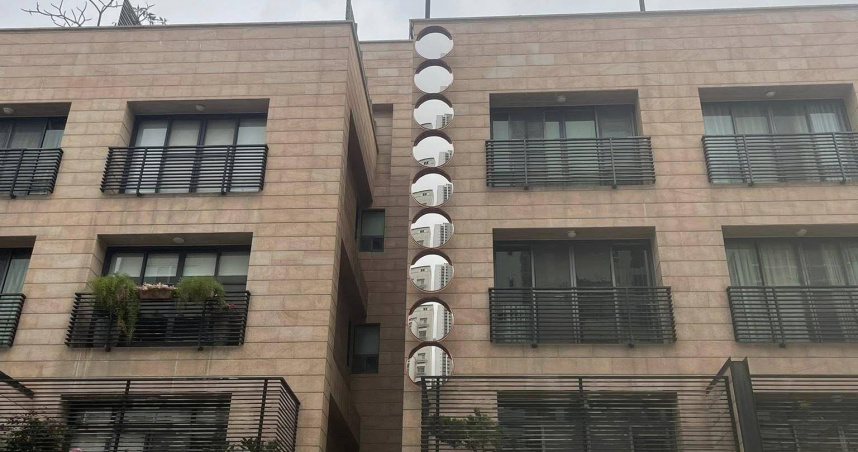 台南安平一處建物前面外觀看到整排10個凸面鏡，懷疑是要化解「壁刀煞」。（圖／翻攝自Facebook@路上觀察學院）