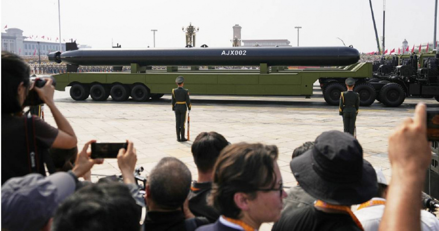 超大型無人潛航器「AJX002」於去年9月3日在北京舉行的「勝利日閱兵」中首次亮相。（圖／達志／美聯社）