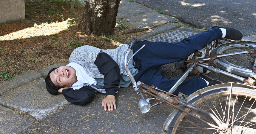 逸祥路邊「看妹脫絲襪」！新婚妻反應驚人