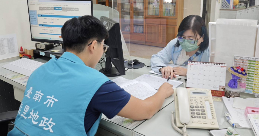 台南市推動實價登錄預審機制，申報前可至地政事務所由專人協助檢視資料。（圖／台南市政府提供）