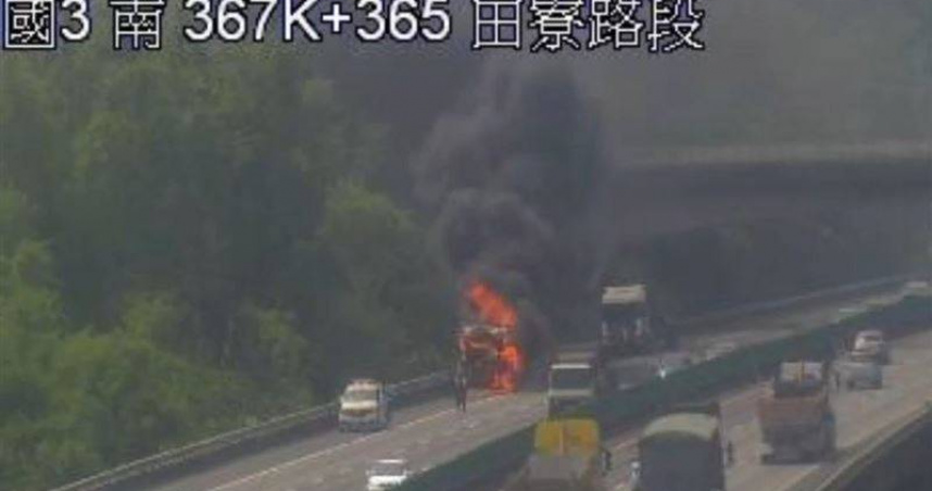 國道3號北上田寮路段一輛砂石車突發火燒車事故，現場黑煙狂竄，司機及時逃生。（圖／翻攝畫面）