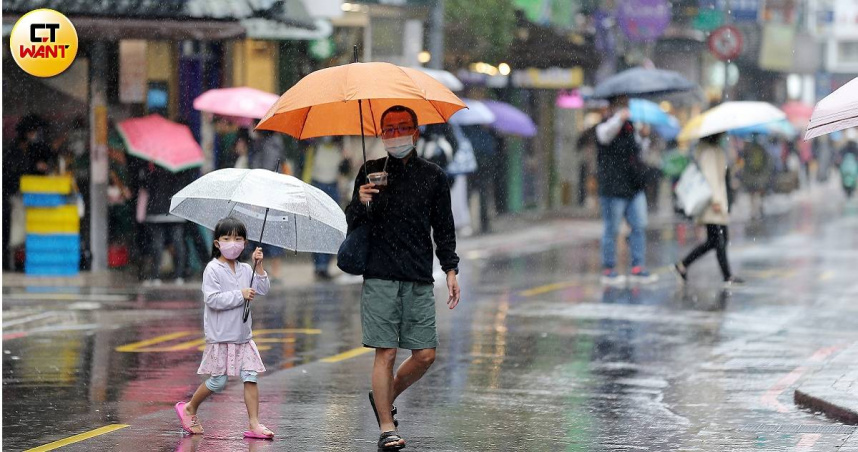 今明兩天台灣附近水氣略增，午後北部、宜蘭、花蓮地區及其他山區將有局部短暫雷陣雨。（示意圖／侯世駿攝）