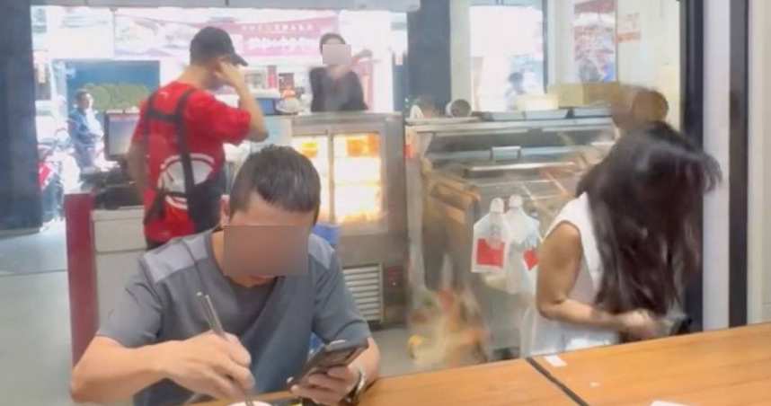 男子不滿八方雲集店員態度，在門口情緒失控，掀翻牛肉麵、砸筷子。（圖／翻攝Threads／＠meilin119）