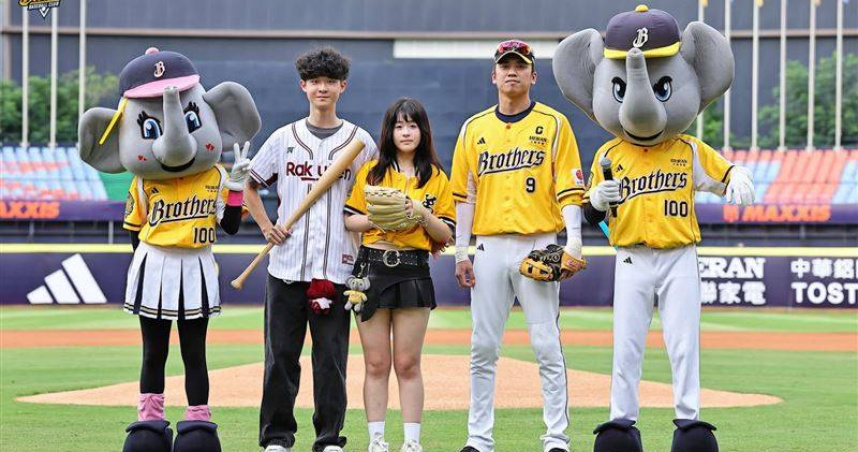 中職「國民情侶」真的開球了！一票球迷笑翻：比黃仁勳還準（圖／翻攝自兄弟Fans Club臉書）