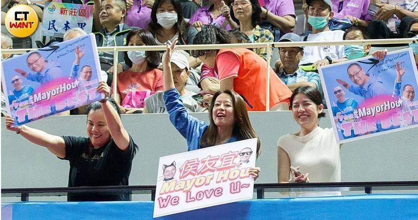 國民黨新北市議員江怡臻（中）將接下李四川競辦主任一職。（圖／黃威彬攝）
