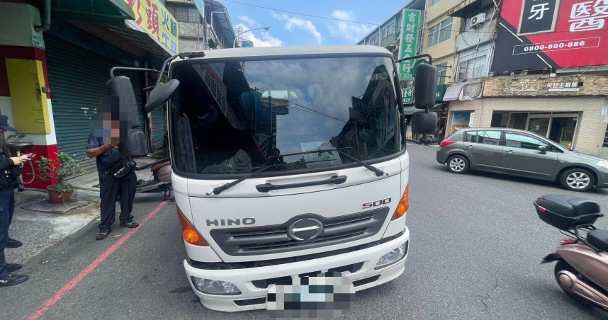 屏東廣東路突現大坑洞　大貨車右輪當場「陷下去」動彈不得