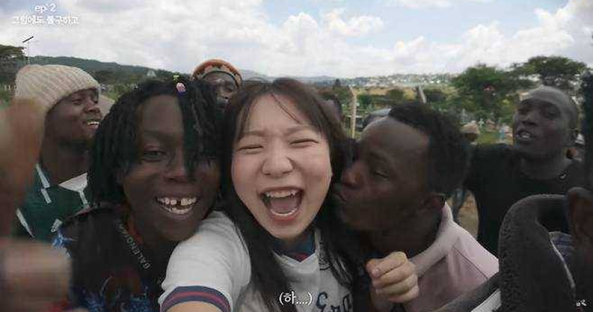 赴非洲獨旅出事！44萬女YTR遭「強吻亂摸」　急喊：不要碰我