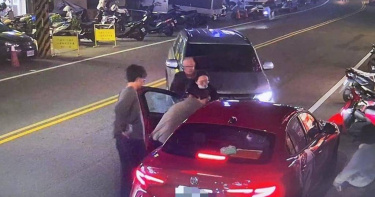 新竹彭女遭詐團以網戀設局投資詐騙，車手高調開紅色「愛快羅蜜歐」來取款，當場遭埋伏警方捕獲。（圖／報系資料照）