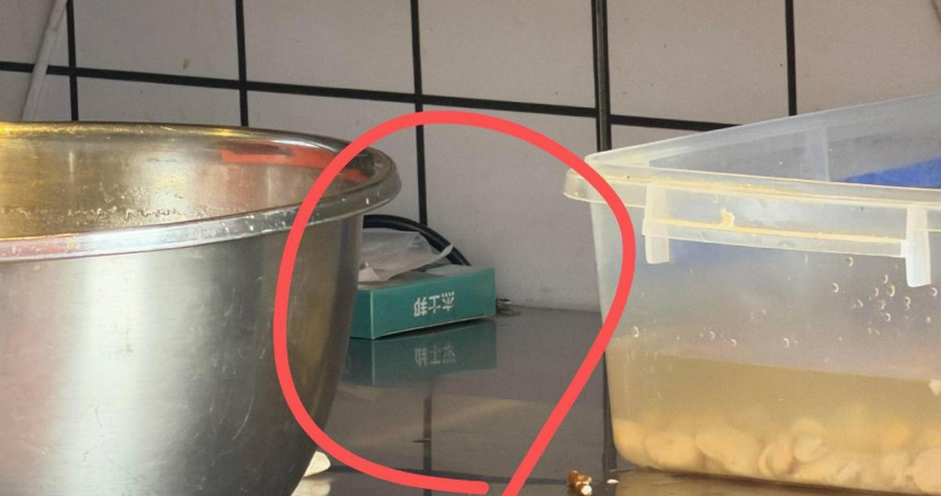 重慶一間餐廳被民眾目擊廚師在店內使用血液檢測試紙採血，引發網友討論。（圖／翻攝自微博）