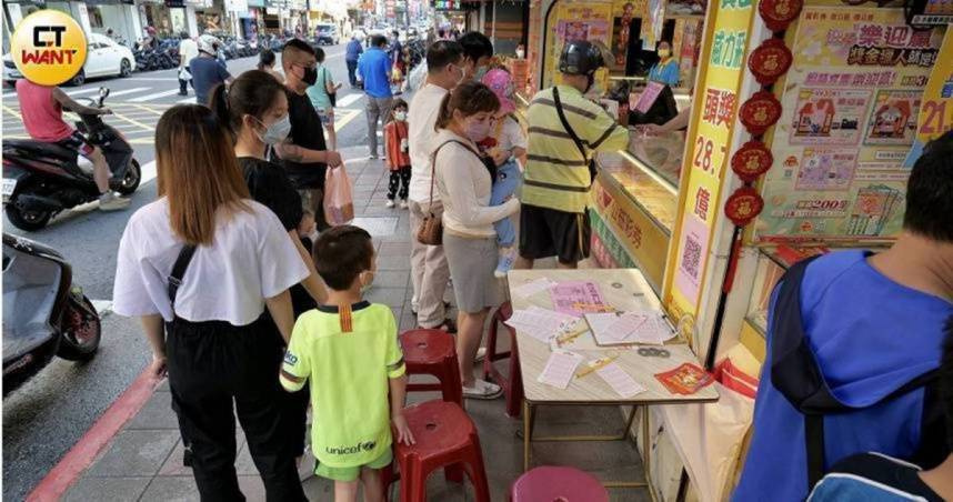 大樂透中秋加碼持續送獎，本期開出7組百萬獎項，共有8注幸運中獎。（示意圖／焦正德攝）