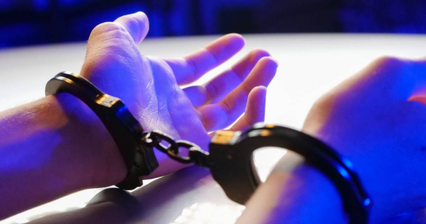 一名18歲男高中生因涉嫌性侵其16歲學妹並致其懷孕，在發現女方懷孕後，竟透過YouTube搜尋墮胎教學，自行調配草藥強迫女方服用企圖墮胎。（示意圖／取自pexels）