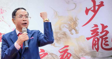教主少龍擁「仙女班、8千萬現金」 網紅律師諷:這是白手起家的故事