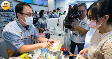 三倍券上路首日 超商郵局民眾一團亂