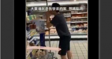 偷喝大賣場牛奶被問「好喝嗎?」 灰衣屁孩比讚…秒被肉搜
