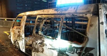 拍完戲返台北廂型車國道上突著火 劇組搶搬器材車燒毀